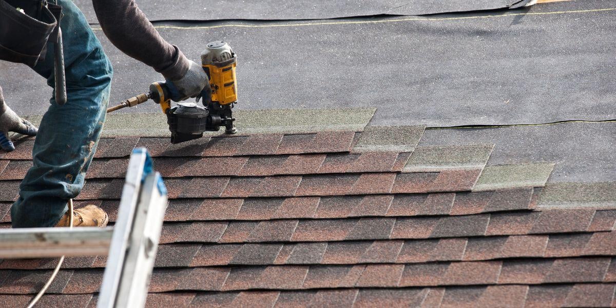 akron-roofer-installing-asphalt-shingles